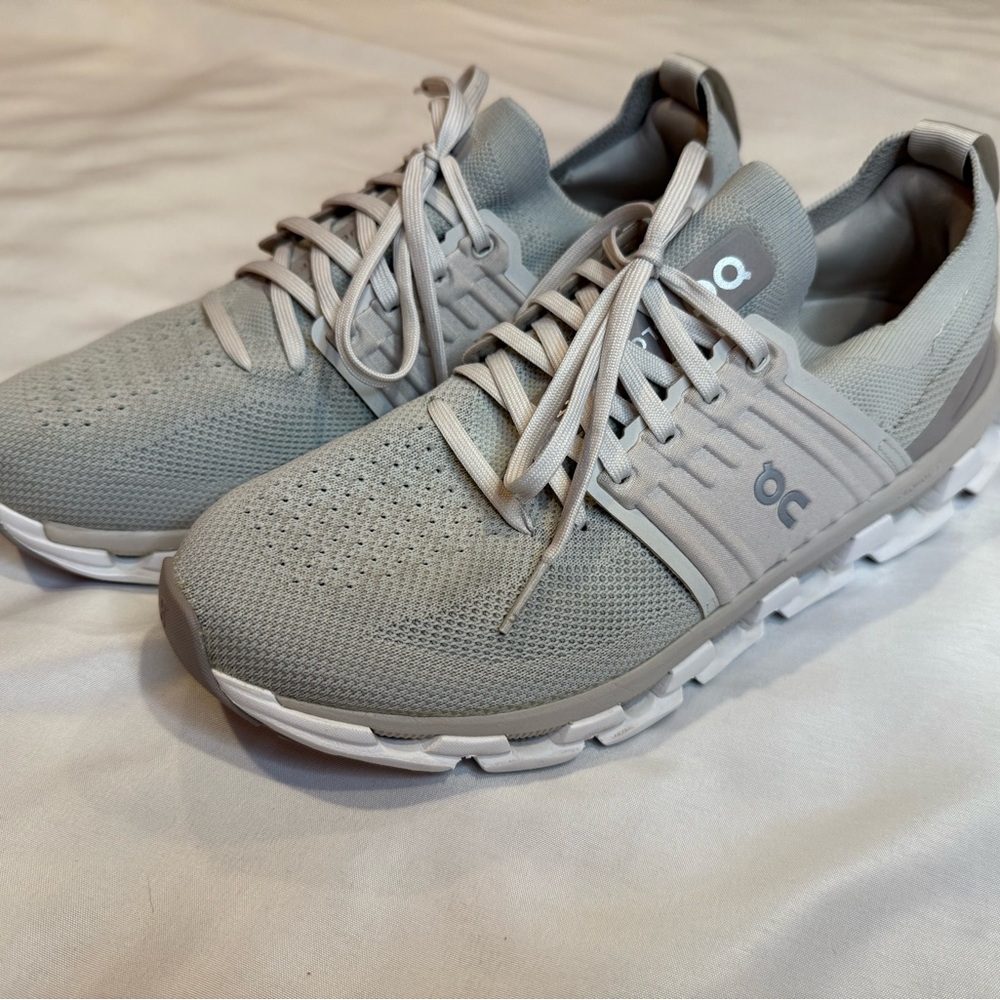 On Running Women's Light Gray Athletic Shoes